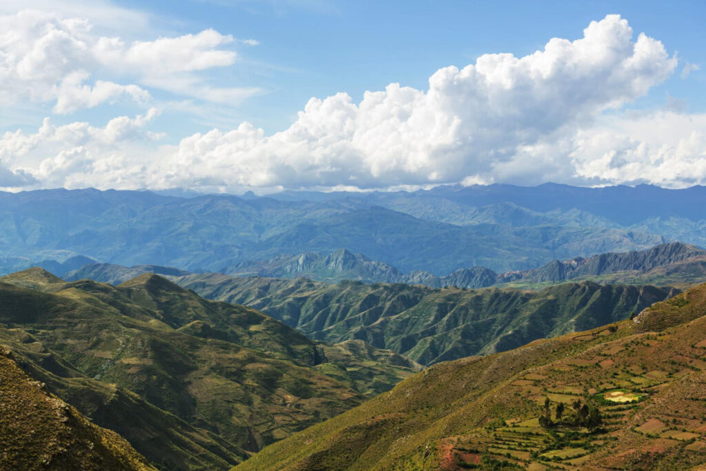Hügel und Berge aus einem Reiseführer in Bolivien