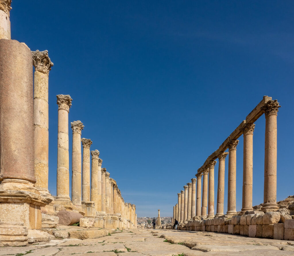 Mehrere Säulen in der Wüste aus einem Reiseführer in Jordanien