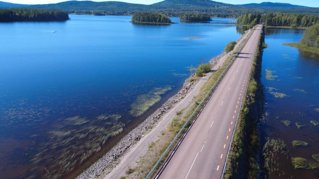 Lange Straße von Wasser und wald umgeben Mitten in Schweden, Inhlat von vielen Reiseführern