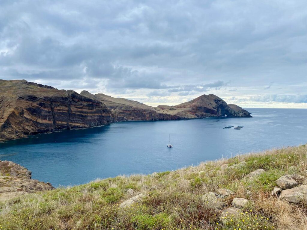 Küstenlandschaft auf Madeira mit üppiger Vegetation und Bergen im Hintergrund aus einer Reiseführer Empfehlung für Madeira.