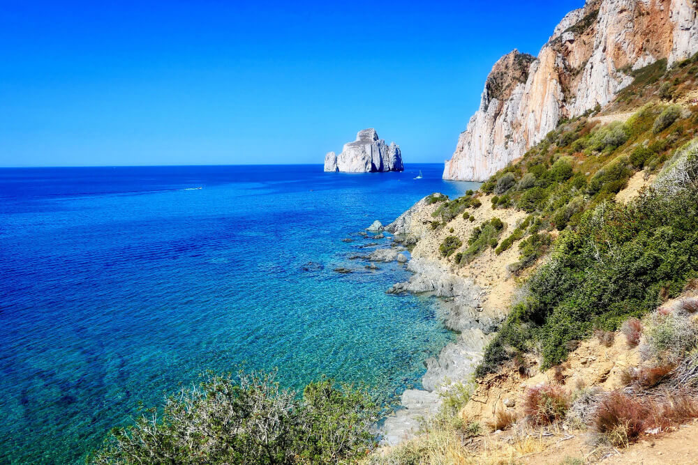Blau türkisene Buchtt auf Sardinien