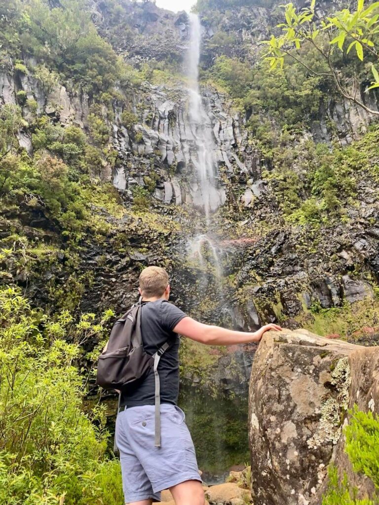 Autor steht bei einer Wanderung vor einem der riesigen Wasserfälle der Insel