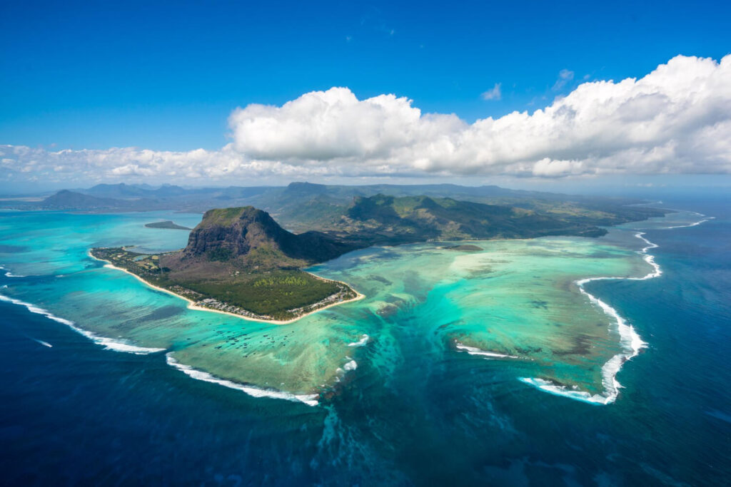 Atemberaubendes Meer vor Mauritius – Symbolbild für Reiseführer Empfehlung & Urlaubsplanung 2025