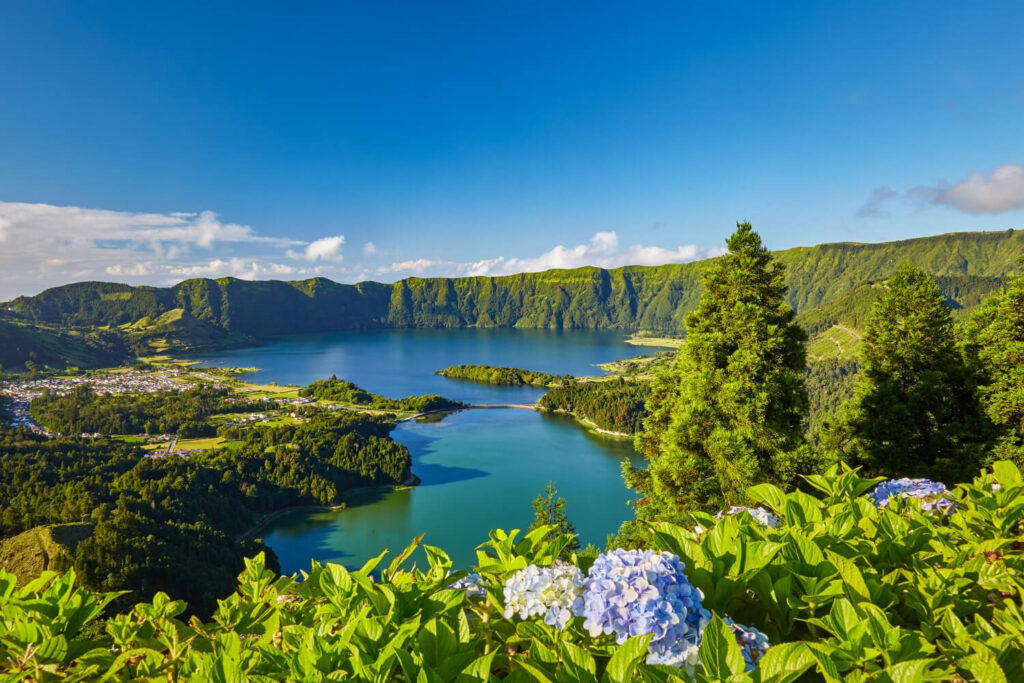 Grüne Landschaft aus einem Azoren Reiseführer