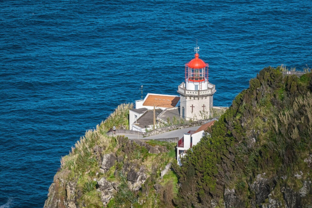 Kirche auf einer Klippe vor dem Meer als Kirchen Empfehlung aus einem Azoren Reiseführer