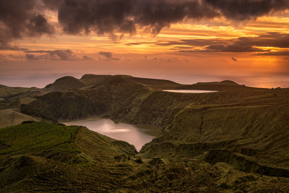 Sonnenuntergang über Landschaft auf den Azoren