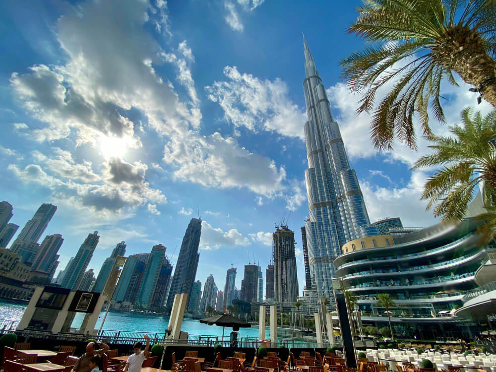 Aufnahme des Burj Khalifas im Hintergrund mit den Fountains im Vordergrund