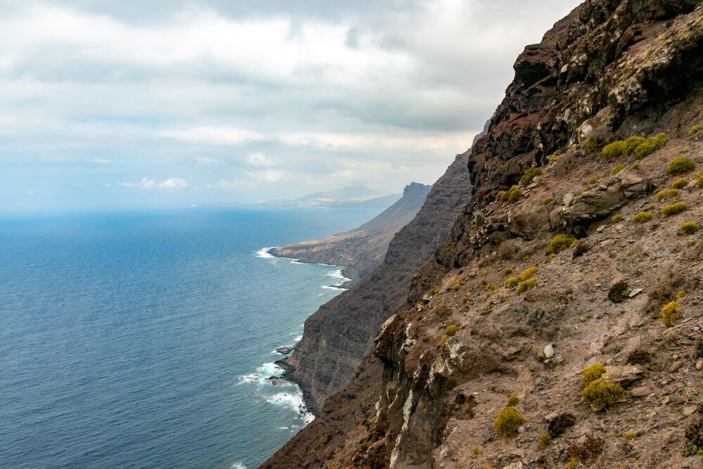Küste von Gran Canaria mit hohen Bergen
