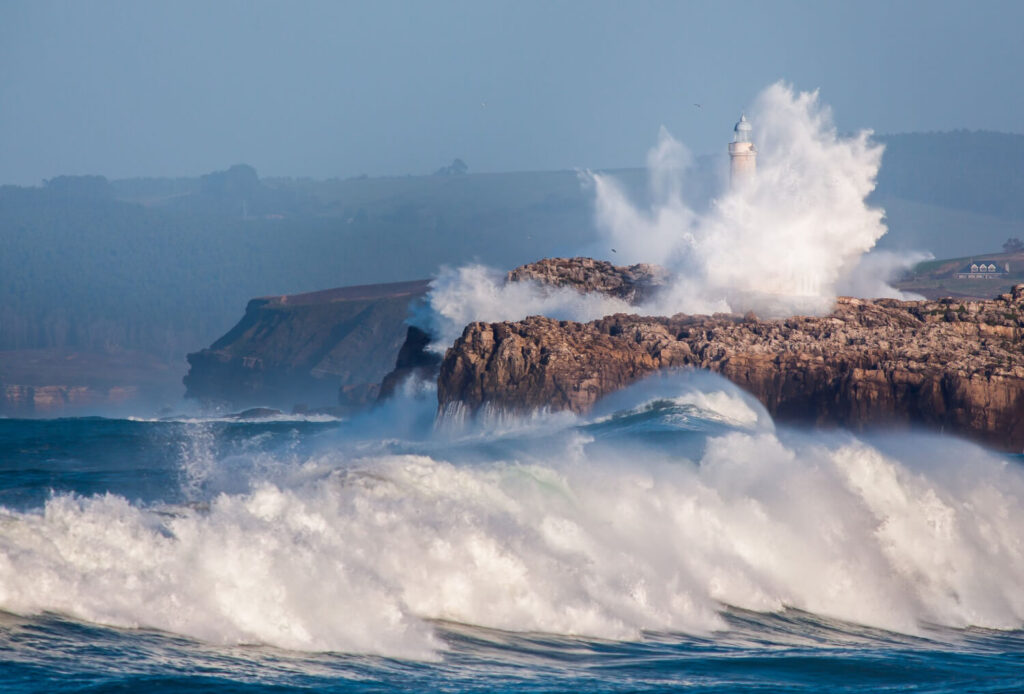 Küste mit brechenden Wellen als Empfehlung aus Nordspanien Reiseführer