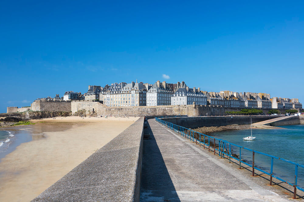 Küste und die Stadt Saint Malo im Hintergrund