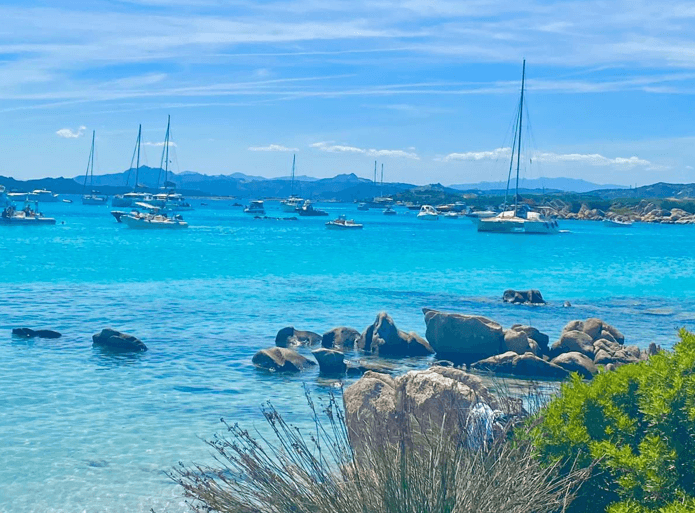 Schiffe liegen an der Küste von Sardinien